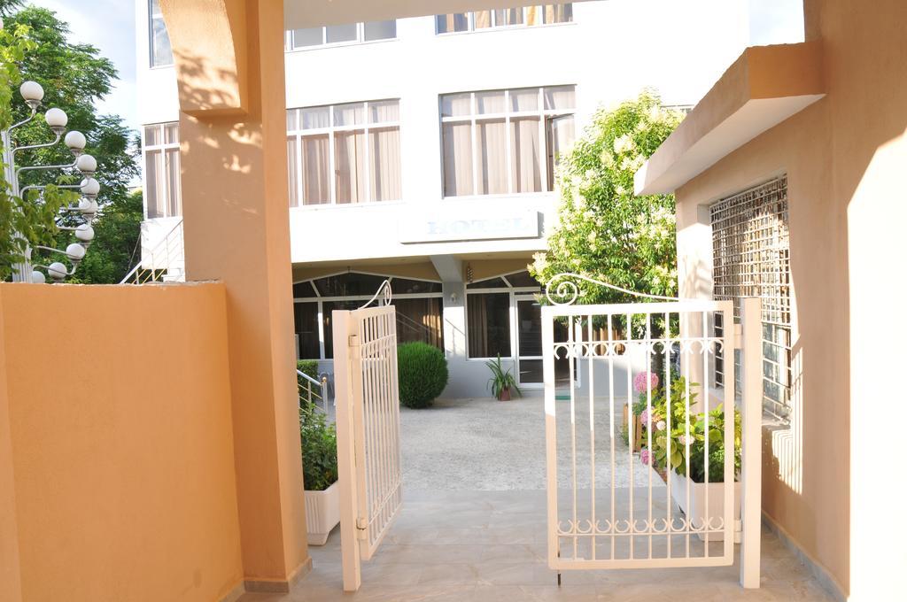 Garden Hotel *